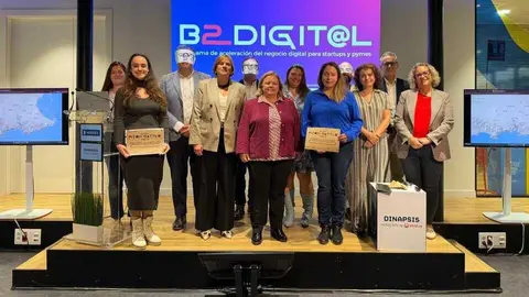 Imagen de familia durante la clausura del programa B2Digit@l de COEC. (COEC)