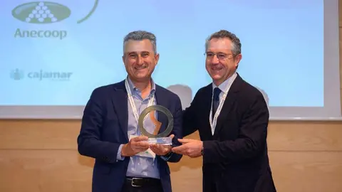 El presidente de Anecoop, Alejandro Monz&oacute;n, recibe el Premio Fedacova a la Internacionalizaci&oacute;n de manos del presidente de Grupo Cajamar, Eduardo Baamonde. (CARM)
