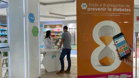 Cartel de la campa&ntilde;a en una de las farmacias de Hefame. (Hefame)