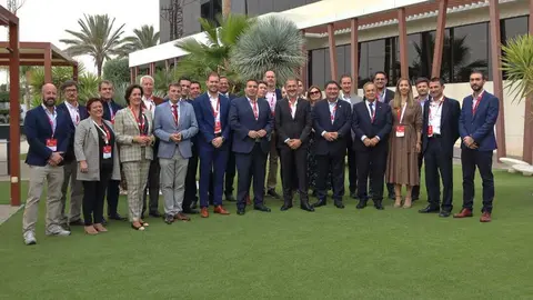 Imagen de familia durante la Asamblea General de la Fundaci&oacute;n Isaac Peral en Grupo Caliche. (Comp&aacute;s Comunicaci&oacute;n)