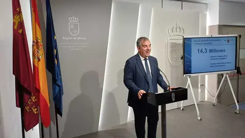 El consejero de Medio Ambiente, Universidades, Investigaci&oacute;n y Mar Menor, Juan Mar&iacute;a V&aacute;zquez, durante la rueda de prensa ofrecida para informar sobre las nuevas ayudas regionales de autoconsumo. (CARM)