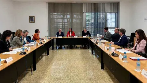 La consejera Sara Rubira junto al consejero valenciano Miguel Barrachina y el presidente del SCRATS, Lucas Jim&eacute;nez, durante la reuni&oacute;n para tratar la gesti&oacute;n que est&aacute; realizando la Confederaci&oacute;n Hidrogr&aacute;fica del Tajo. (CARM)
