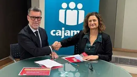 La directora territorial de Cajamar en Murcia, Mar&iacute;a Dolores Pag&aacute;n, y el director general de Ifepa, Antonio Miras, renuevan el convenio de colaboraci&oacute;n. (Ifepa)