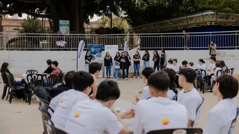 Actividad de Repsol y el Cetenma para despertar vocaciones cient&iacute;ficas en Cartagena. (Repsol)