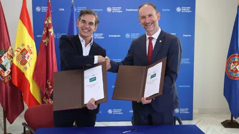 Imagen durante la firma del convenio. (UPCT)