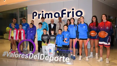 Imagen de familia tras la renovaci&oacute;n del convenio de colaboraci&oacute;n de la Fundaci&oacute;n Primafrio con los clubes deportivos de Alhama de Murcia. (Primafrio)