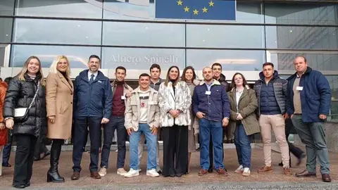 La consejera Sara Rubira junto a una delegaci&oacute;n de j&oacute;venes agricultores de la Regi&oacute;n de Murcia en el Parlamento Europeo. (CARM)