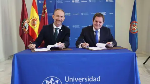 El rector de la UPCT, Mathieu Kessler, junto al gerente de la compa&ntilde;&iacute;a, Pedro Saura Bolea, durante la firma. (UPCT)