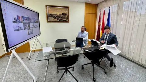 A la derecha, el secretario general de la consejer&iacute;a de Fomento e Infraestructuras, Jos&eacute; Francisco Lajara, y el director general de Movilidad y Transportes, Jos&eacute; Antonio Verd&uacute;, durante la reuni&oacute;n de la Comisi&oacute;n t&eacute;cnica de Murcia Alta Velocidad. (CARM)