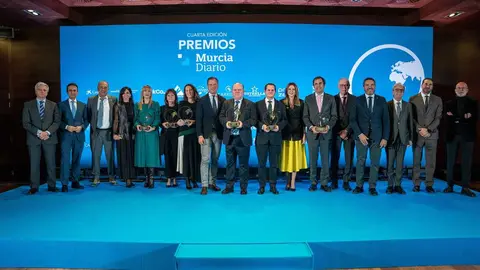 Foto de familia con los galardonados. (Ra&uacute;l Alc&aacute;ntara)