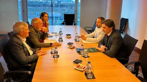 El consejero de Fomento e Infraestructuras, Jorge Garc&iacute;a Montoro, acompa&ntilde;ado del presidente de FROET, Pedro D&iacute;az, durante un encuentro para hablar de las principales novedades del transporte interurbano de la Regi&oacute;n de Murcia. (CARM)