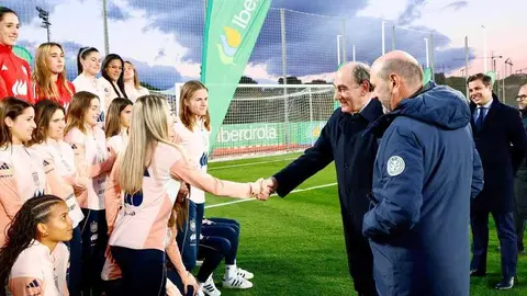 El presidente de Iberdrola, Ignacio Gal&aacute;n, saluda a las jugadoras en la Ciudad del F&uacute;tbol de Las Rozas. (Iberdrola)