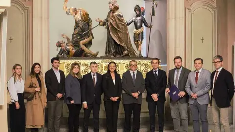 Foto de familia en la visita al museo. (Estrella de Levante)