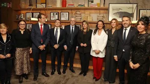 Imagen de las autoridades presentes en las instalaciones del hotel durante la inauguraci&oacute;n. (Ayuntamiento de Cartagena)
