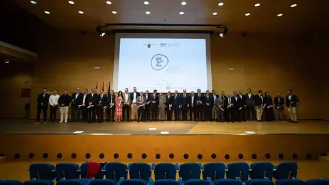 Imagen de familia con los galardonados en los III Premios de Obra Civil de la Regi&oacute;n. (CARM)