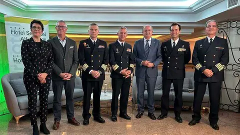 Foto de familia durante el podcast en el hotel. (Comp&aacute;s)
