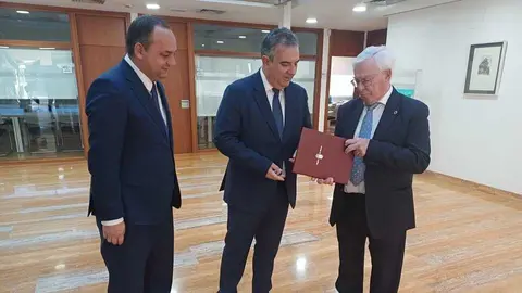 El consejero de Universidades, Juan Mar&iacute;a V&aacute;zquez, se re&uacute;ne con el presidente del CES, Jos&eacute; Antonio Cobacho, para entregarle el anteproyecto de la Ley de Universidades de la Regi&oacute;n. (CARM)