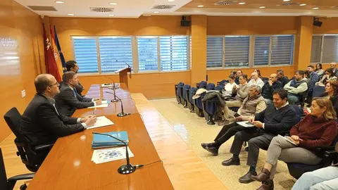 Reuni&oacute;n celebrada con los responsables veterinarios de empresas porcinas, ADS y Oficinas Comarcales Agrarias, entre otros, para revisar los protocolos ante la peste porcina africana. (CARM)