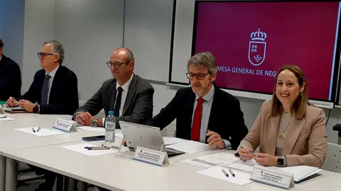 Los consejeros de Econom&iacute;a, Hacienda, Fondos Europeos y Transformaci&oacute;n Digital, Luis Alberto Mar&iacute;n; de Educaci&oacute;n y Formaci&oacute;n Profesional, V&iacute;ctor Mar&iacute;n, y de Salud, Juan Jos&eacute; Pedre&ntilde;o, durante la reuni&oacute;n de la Mesa General de Funci&oacute;n P&uacute;blica.