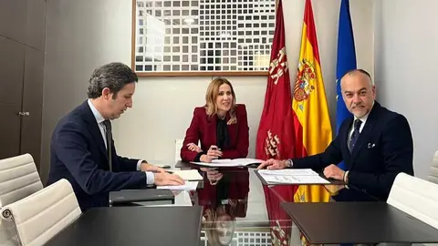 La consejera de Empresa, Marisa L&oacute;pez Arag&oacute;n, junto con el director general de Aut&oacute;nomos, Antonio Pasqual del Riquelme, y el presidente de ATA, Francisco Casado, durante la reuni&oacute;n. (CARM)