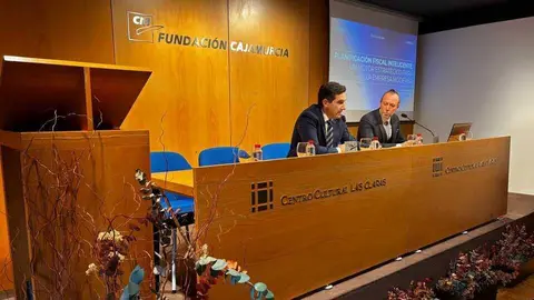 Antonio L&oacute;pez, presidente de Adimud (izquierda), junto a Emiliano Carrillo, socio director del &aacute;rea fiscal de Carrillo, durante el desayuno. (Adimur)