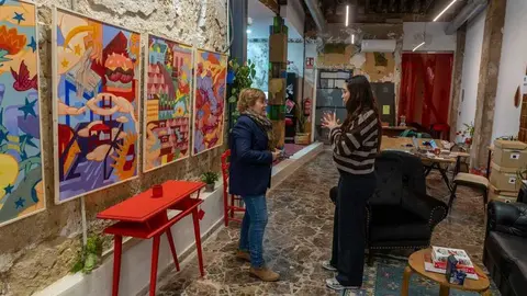 La concejala de Comercio, Bel&eacute;n Romero, en su recorrido por establecimientos del centro de la ciudad. (Ayuntamiento de Cartagena)