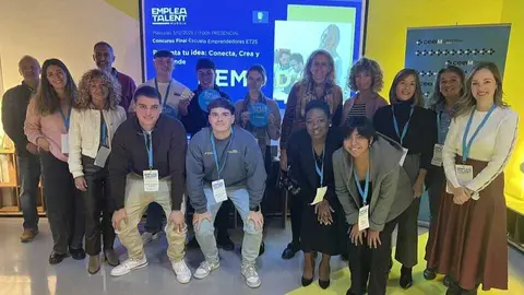 Foto de familia con los premiados. (CEEIM)