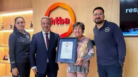 Representantes de la compa&ntilde;&iacute;a durante la entrega del certificado. (HTBA)