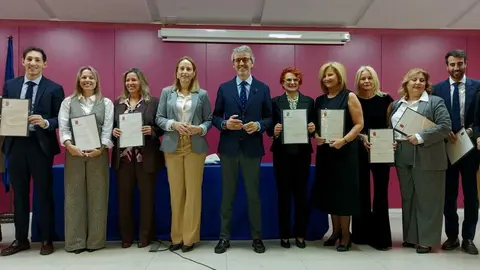 El consejero Luis Alberto Mar&iacute;n junto con algunos de los empleados p&uacute;blicos que han tomado posesi&oacute;n. (CARM)