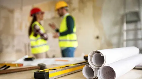 Dos personas hablan en una construcci&oacute;n. (Acomur)