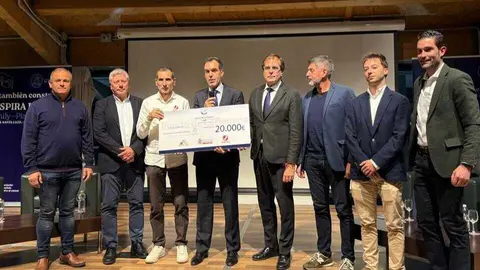 Imagen durante la entrega del cheque. (APC)