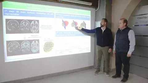 Carmelo G&oacute;mez y Francisco Cavas observan una proyecci&oacute;n que explica la metodolog&iacute;a que emplearon en su investigaci&oacute;n. (UPCT)