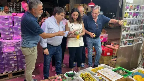 Imagen de archivo de la consejera Sara Rubira junto exportadores de la Regi&oacute;n de Murcia en el mercado Yau Ma Tei de Hong Kong. (CARM)