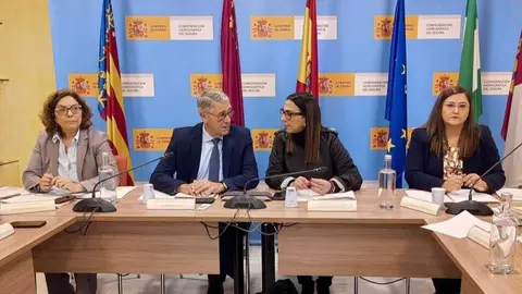 La consejera Sara Rubira junto al presidente de la CHS, Mario Urrea, durante la junta. (CARM)