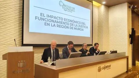 Imagen durante el desarrollo de la mesa redonda. (C&iacute;rculo de Econom&iacute;a)
