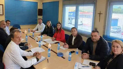 La consejera Sara Rubira junto a la alcaldesa de Cartagena, Noelia Arroyo, durante la reuni&oacute;n mantenida con las Cofrad&iacute;as de Pescadores de la Regi&oacute;n de Murcia.&nbsp;(CARM)