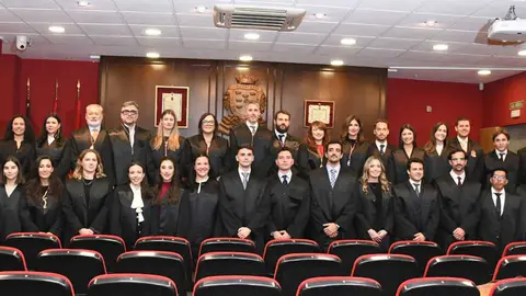 Foto de familia de los nuevos letrados durante la jura. (Fidedigno)