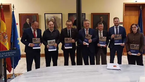 El consejero de Universidades, Juan Mar&iacute;a V&aacute;zquez, present&oacute; junto con el rector de la UMU, Jos&eacute; Luj&aacute;n, los resultados de la encuesta sobre la &lsquo;Percepci&oacute;n Social de la Industria en la Regi&oacute;n de Murcia&rsquo;, coordinado por el catedr&aacute;tico de Ciencia Pol&iacute;tica y Administraci&oacute;n P&uacute;blica en la UMU, Ismael Crespo. (CARM)