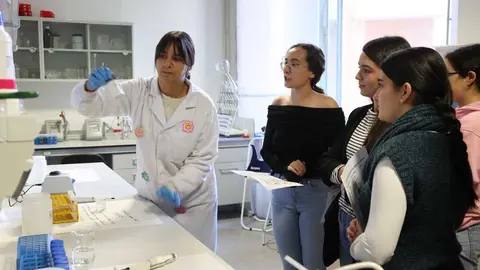 Alumnas observando a una de las cient&iacute;ficas que participa en esta iniciativa para promover las vocaciones STEM. (Imagen UPCT)