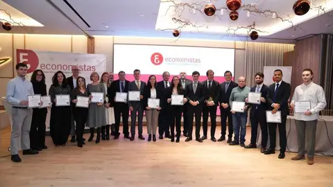 Foto de familia durante el acto de entrega del reconocimiento. (Fidedigno)