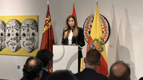 La alcaldesa de Archena, Patricia Fern&aacute;ndfez, presenta el nuevo contrato de limpieza. (Ayuntamiento de Archena)