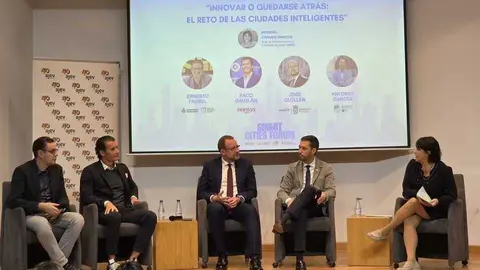 En el centro, el concejal de Desarrollo Urbano y Ciudad Inteligente del consistorio murciano, Jos&eacute; Guill&eacute;n, en el Smart Cities Forum celebrado en Valencia. (Ayuntamiento de Murcia)