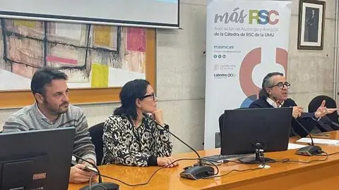 De izquierda a derecha; Rafael Paz, Amelia Pérez y Francisco J. Bastida, de la junta directiva de Más RSC. (UMU)