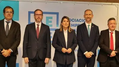 Imagen de familia en la presentaci&oacute;n del Estudio Socio-Econ&oacute;mico del Valle de Escombreras. (CARM)
