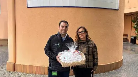 Entrega de lo recaudado en la Gran Recogida de Alimentos de Rointe a Jes&uacute;s Abandonado. (Rointe)
