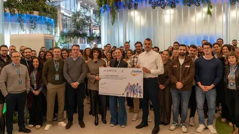 Imagen de la entrega del cheque. (Universae)