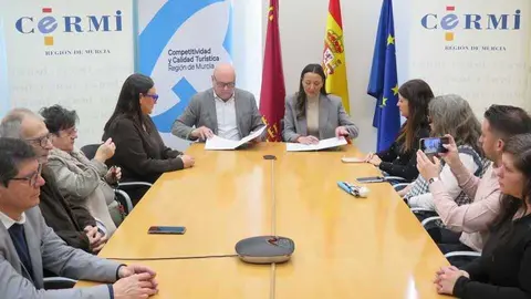 La consejera Carmen Conesa y el presidente del CERMI Murcia, Pedro Mart&iacute;nez, en el momento de la firma del convenio. (CARM)