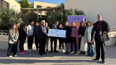 Imagen durante la entrega de la donaci&oacute;n. (Agencia Weekend)