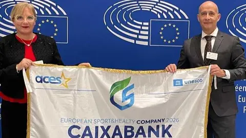 Javier Rojas, director de Bienestar y Prevenci&oacute;n de Riesgos Laborales de CaixaBank, y Teresa P&eacute;rez Delgado, gerente de Bienestar, durante la entrega del certificado en Bruselas. (CaixaBank)