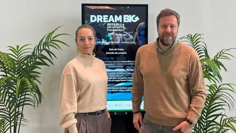 Cristina Clavel, coordinadora de proyectos Medioambientales de la Fundaci&oacute;n Estrella de Levante, y Yayo Delgado, responsable Comunicaci&oacute;n, durante la presentaci&oacute;n de Dream Big. (Estrella de Levante)